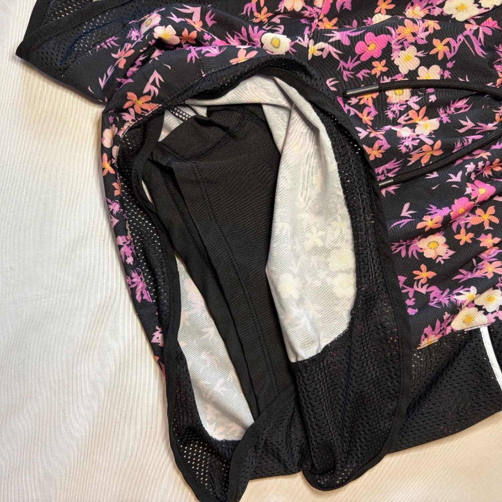 In Good State Running Short Black With Floral Print Size Medium - Picture 7 of 7
